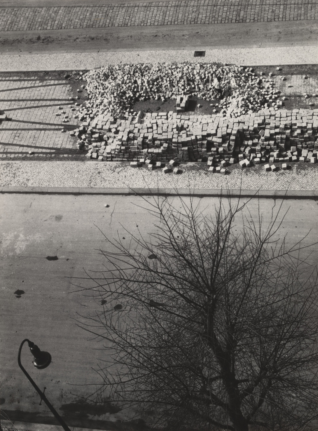 László Moholy-Nagy. The Street. 1929