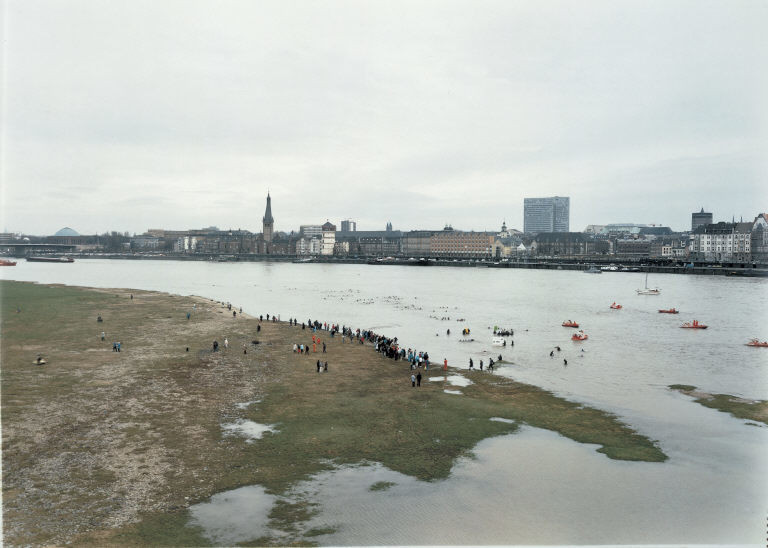 Andreas Gursky. New Year&#39;s Day Swimmers. 1988