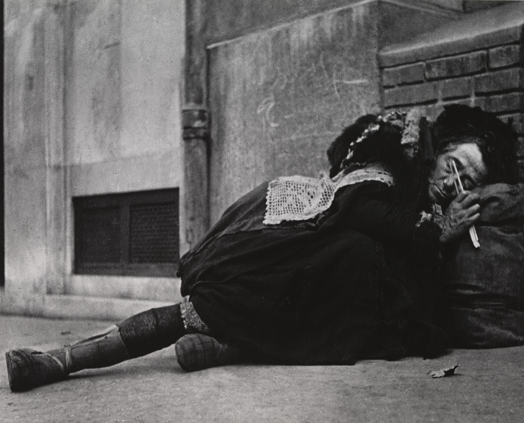 Lisette Model. Sleeping on Montparnasse. 1938