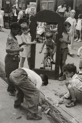 Helen Levitt. New York. 1940