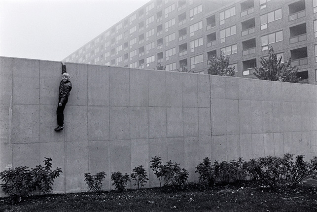 Boy-on-the-wall_web