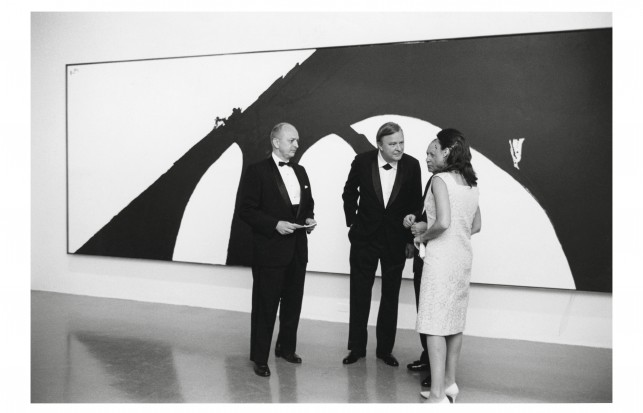 Center, Robert Motherwell at the opening of the exhibition, Robert Motherwell,  September 28, 1965. The Museum of Modern Art, New York. Gelatin-silver print, 8 x 10″ (20.3 x 25.4 cm). Museum-Related Photographs, 30. The Museum of Modern Art Archives, New York. Photo by Allyn Baum