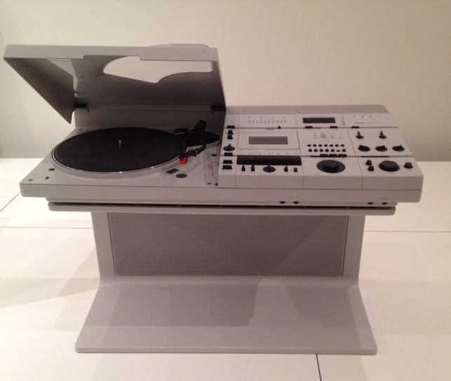 Helmut Esslinger. Wega STereo System Concept 51. 1978. Plastic and steel, 22" X 33 X 15 7/16". Photograph: PPopeson. Hartmut Esslinger. Wega Stereo System Concept 51. 1978. Plastic and steel, 22″ X 33 X 15 7/16″. Photo: P. Popeson
