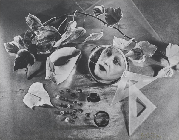 Grete Stern. Autorretrato (Self-Portrait). 1943. Gelatin silver print, printed 1958, 8 11/16 x 11″ (22 x 28 cm). Estate of Horacio Coppola, Buenos Aires © 2015 Estate of Horacio Coppola