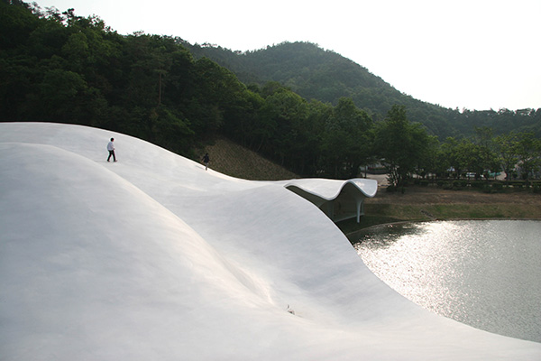 Toyo Ito. Meiso no Mori Municipal Funeral Hall, Gifu, Japan. 2004–06. © Toyo Ito & Associates, Architects