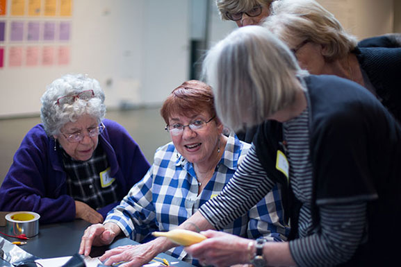 Irene Porges (center) in a Prime Time program focusing on Design Interactions Studio. Photo: Beatriz Meseguer